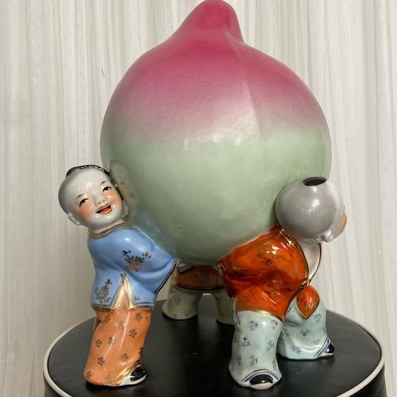 Vintage porcelain Chinese peach supported by 3 boys/men 11” tall - Picture 3 of 17